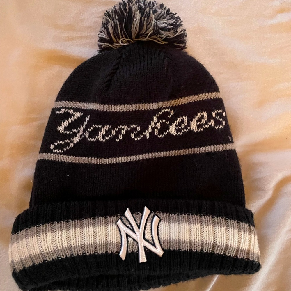 New Era New York Yankees Pom Pom Beanie